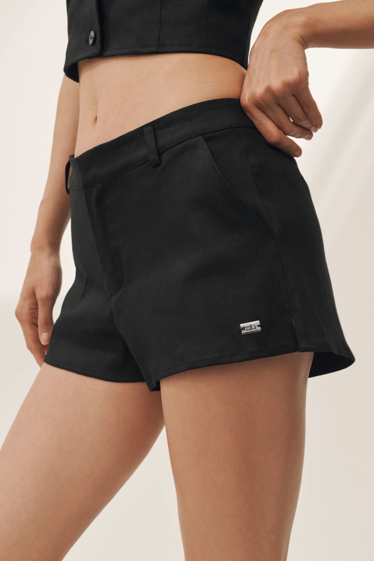 ALO Linen Blend Low-Rise Riviera Trouser Short - Black